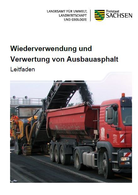 Zu sehen ist das Titelbild der Broschüre, auf dem ein roter Kipper von einer Baumaschine mit Förderband von dem abgetragenen Asphalt beladen wird.